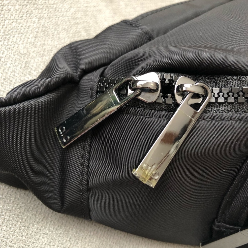 Alo Yoga Explorer Fanny Pack Black - Picture 7 of 15